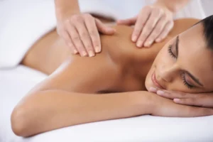 Massagem relaxante em Joinville, sendo aplicada em uma pessoa para promover o bem-estar.