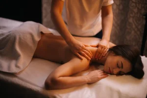 Ambiente acolhedor de um spa, proporcionando um ambiente perfeito para a massagem relaxante.