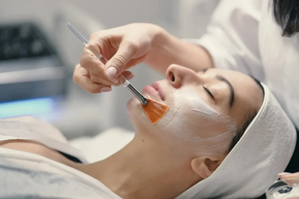 A limpeza de pele profissional remove impurezas e renova a aparência da pele