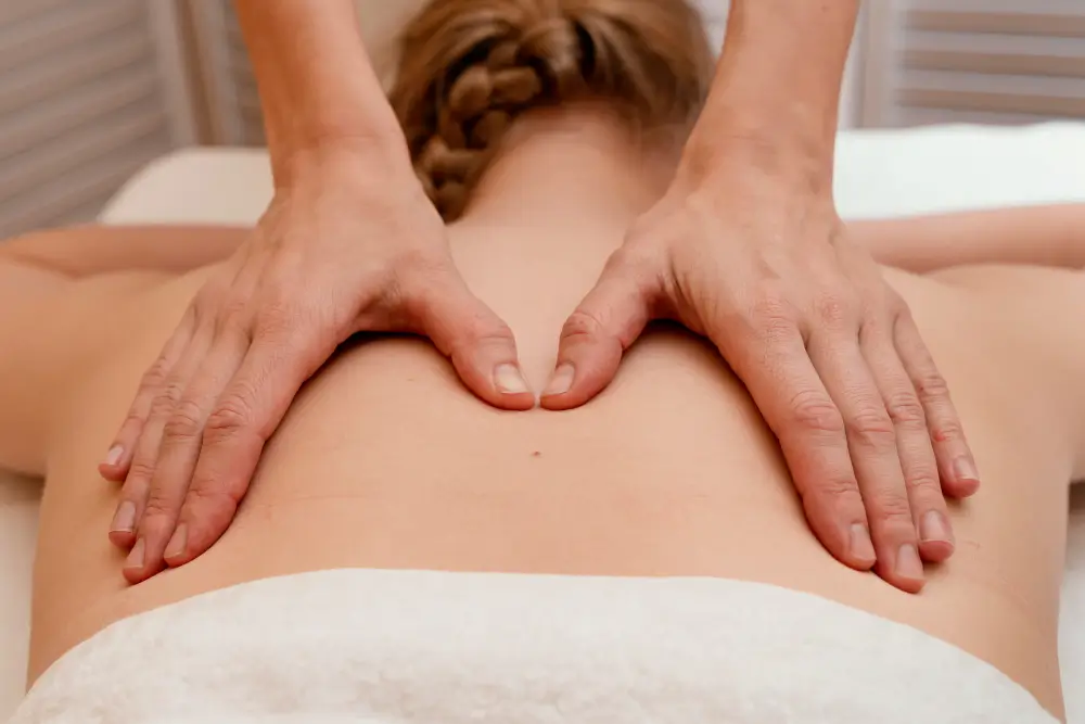 Massagem para relaxamento sendo aplicada na paciente