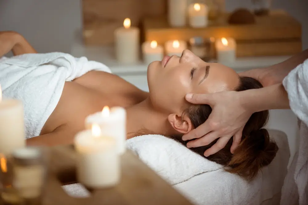 Pessoa recebendo massagem para relaxamento em ambiente tranquilo